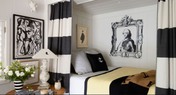 Dinding kamar dengan tampilan kain draperi